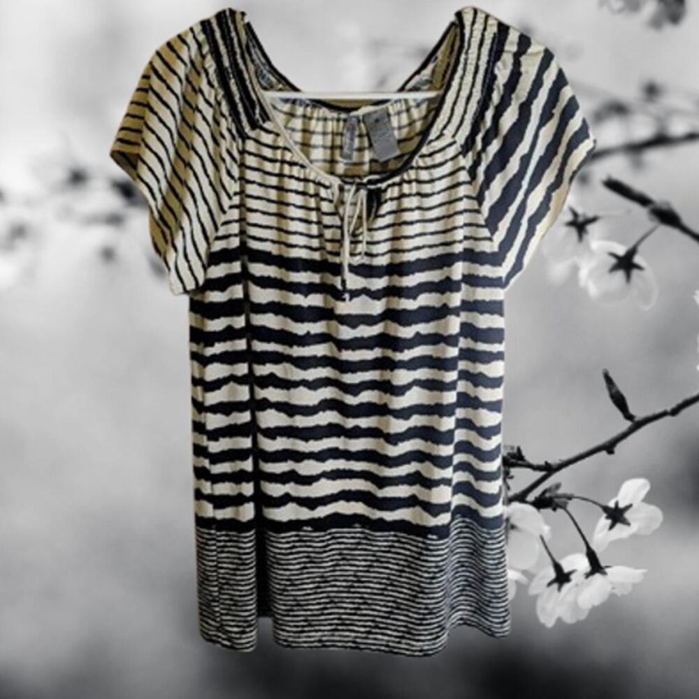 New Direction Medium short sleeve black and white polyester blend stretch top.